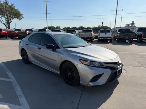 Used 2019 Toyota Camry SE FWD image 4
