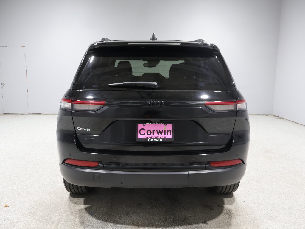 Used 2023 Jeep Grand Cherokee Altitude AWD/4WD image 3