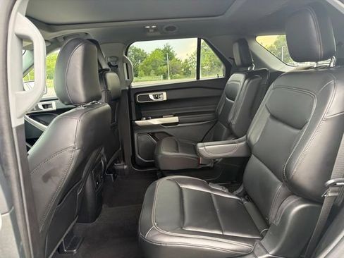 Used 2023 Ford Explorer XLT w/ Equipment Group 202A AWD/4WD image 18