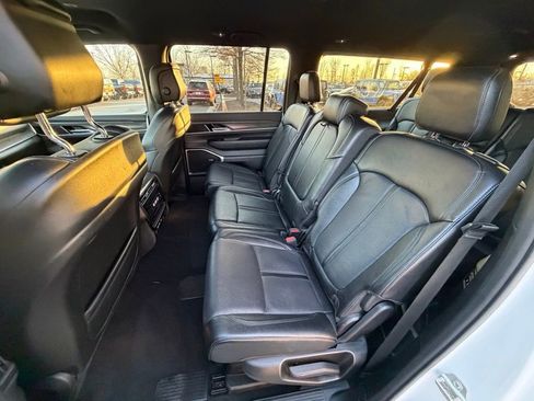 Certified 2024 Jeep Wagoneer L Series II w/ Flexible Seating Group image 18