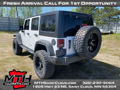 Used 2012 Jeep Wrangler Unlimited Rubicon w/ Dual Top Group AWD/4WD image 6
