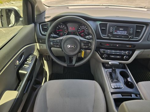 Used 2018 Kia Sedona L FWD image 14