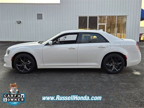 Used 2023 Chrysler 300 Touring L image 4