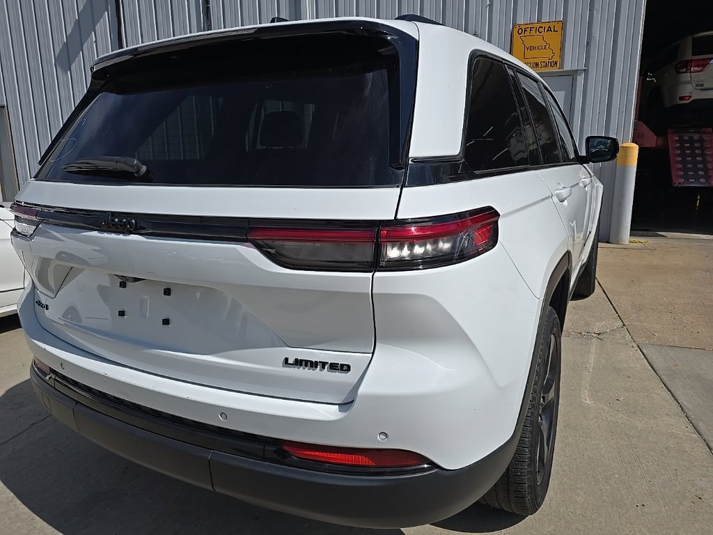 Used 2023 Jeep Grand Cherokee Limited w/ Black Appearance Package AWD/4WD image 9