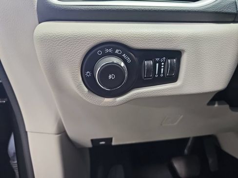 Used 2024 Chrysler Pacifica Touring-L FWD image 26