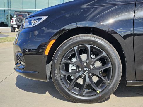 New 2026 Chrysler Pacifica Select w/ S Appearance Package FWD image 11