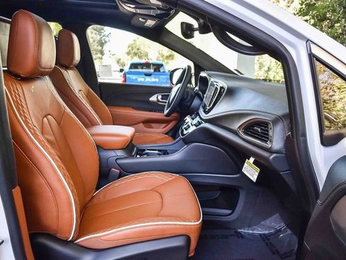 New 2026 Chrysler Pacifica Pinnacle w/ Trailer Tow Group image 17