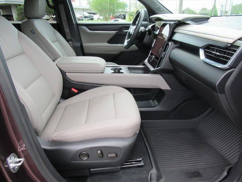 Used 2024 GMC Acadia Elevation w/ Luxury Package FWD image 10