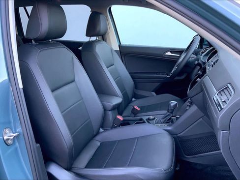 Used 2020 Volkswagen Tiguan SE w/ Panoramic Sunroof Package image 8