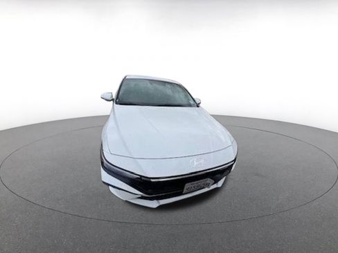 Used 2025 Hyundai Elantra Limited image 2