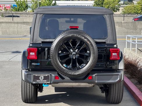 Used 2023 Jeep Wrangler Unlimited Sahara w/ Cold Weather Group AWD/4WD image 7