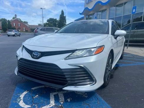 Used 2022 Toyota Camry XLE FWD image 2