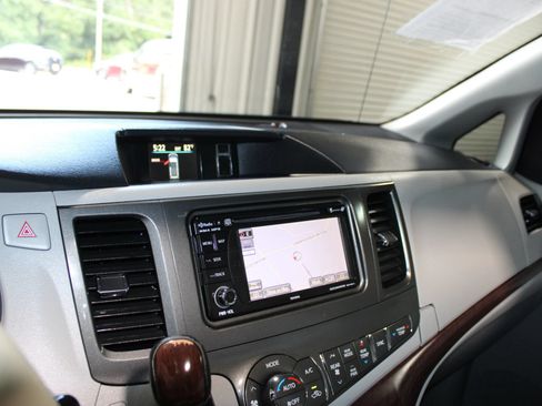 Used 2014 Toyota Sienna XLE FWD image 16