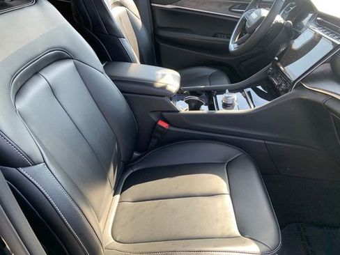 Used 2023 Jeep Grand Cherokee Limited w/ Black Appearance Package AWD/4WD image 11