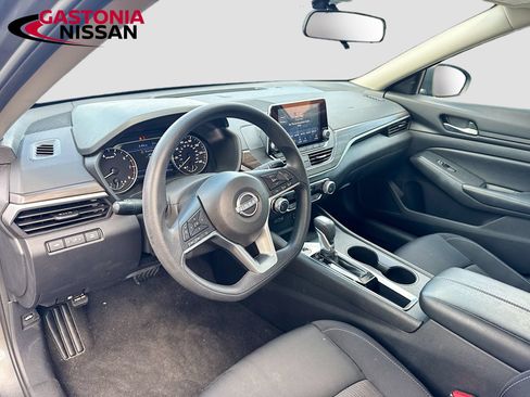 Used 2025 Nissan Altima 2.5 SV FWD image 11