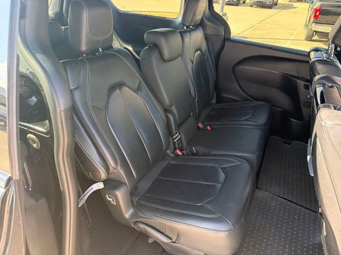 Used 2019 Chrysler Pacifica Touring-L Plus w/ Advanced Safetytec Group FWD image 16