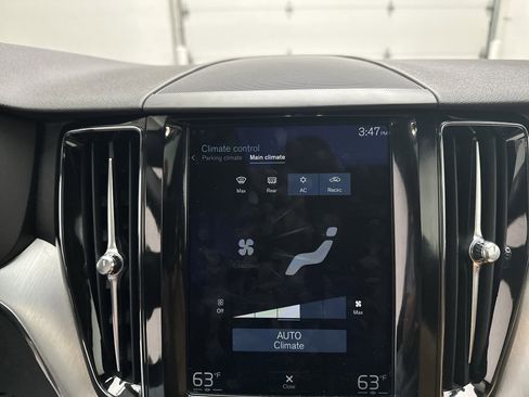 Used 2018 Volvo XC60 T5 Momentum w/ Convenience Package image 38