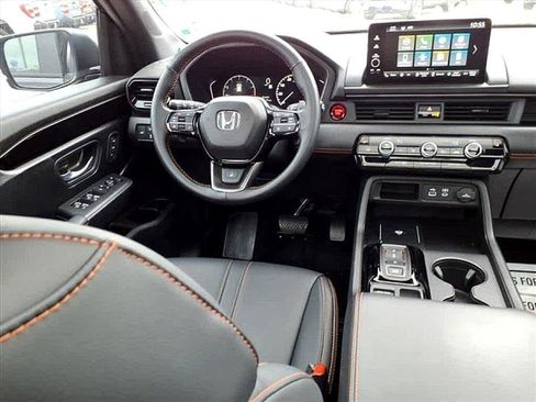 Used 2025 Honda Pilot TrailSport image 8
