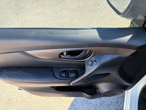 Used 2020 Nissan Rogue Sport S image 19