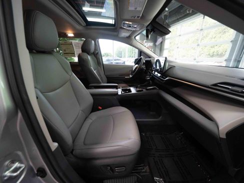 Used 2023 Toyota Sienna XLE FWD image 27