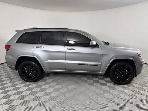 Used 2018 Jeep Grand Cherokee Altitude image 4