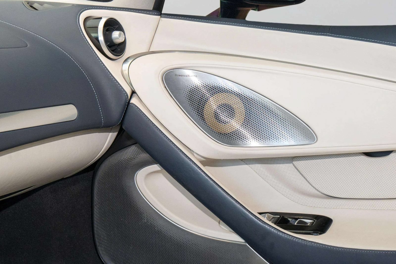 Used 2023 McLaren GT RWD image 13