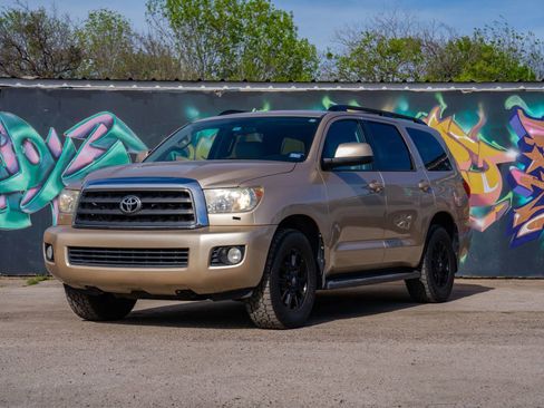 Used 2014 Toyota Sequoia SR5 RWD image 2