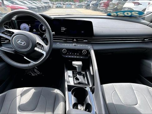 Used 2025 Hyundai Elantra SEL FWD image 7