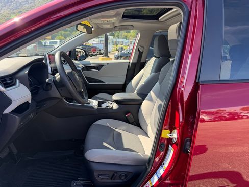 Used 2019 Toyota RAV4 XLE AWD/4WD image 7