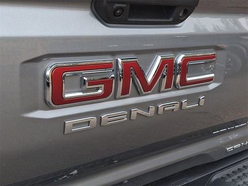 New 2026 GMC Canyon Denali image 15