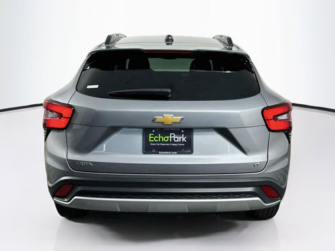 Used 2025 Chevrolet Trax LT FWD image 7