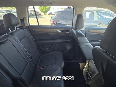 Used 2025 Volkswagen Atlas SE AWD/4WD image 8