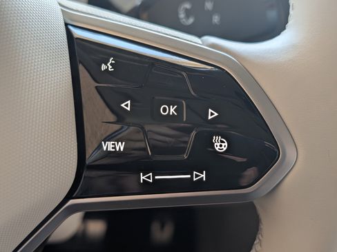 Used 2025 Volkswagen ID. Buzz Pro S Plus RWD image 35
