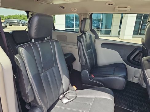 Used 2014 Chrysler Town & Country Touring FWD image 22