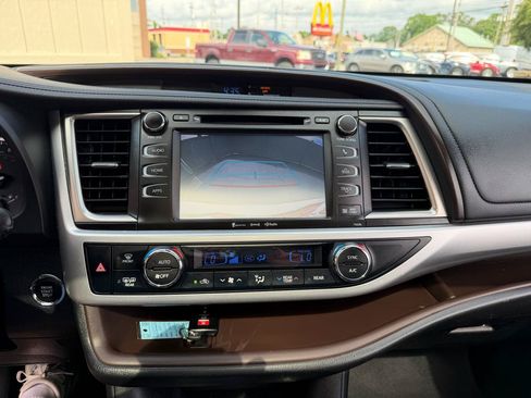 Used 2019 Toyota Highlander XLE AWD/4WD image 20