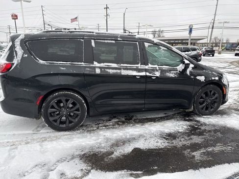 Used 2019 Chrysler Pacifica Touring-L Plus w/ S Appearance Package image 8