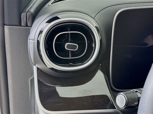 Used 2025 Mercedes-Benz GLC 300 image 11