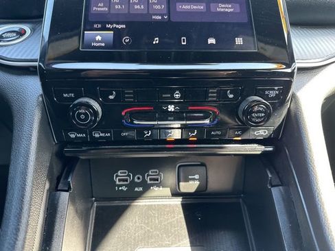 Used 2024 Jeep Grand Cherokee Altitude AWD/4WD image 32