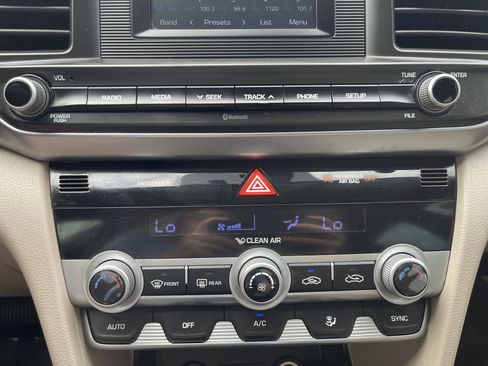 Used 2020 Hyundai Elantra SE FWD image 26