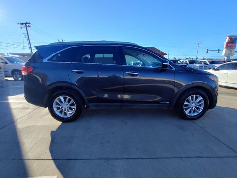 Used 2018 Kia Sorento LX image 3