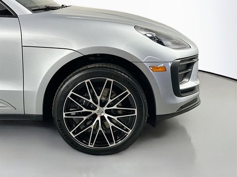 Certified 2025 Porsche Macan image 14
