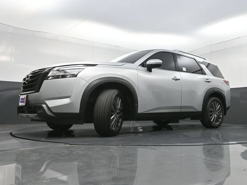 Used 2024 Nissan Pathfinder SL w/ SL Premium Package FWD image 29