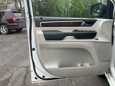 Used 2014 Volkswagen Routan SEL Premium FWD image 11