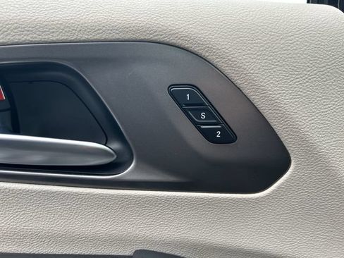 Used 2023 Chrysler Pacifica Touring-L FWD image 5