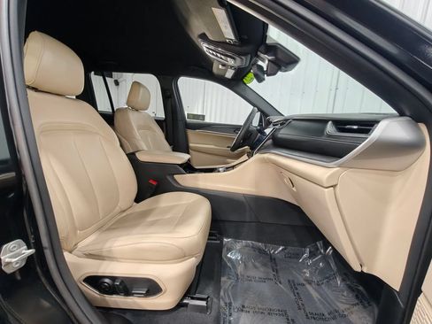Used 2023 Jeep Grand Cherokee Limited AWD/4WD image 25