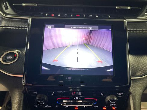 Used 2024 Jeep Grand Cherokee Altitude image 18