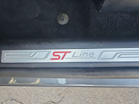Used 2025 Ford Explorer ST-Line w/ ST-Line Street Pack image 17