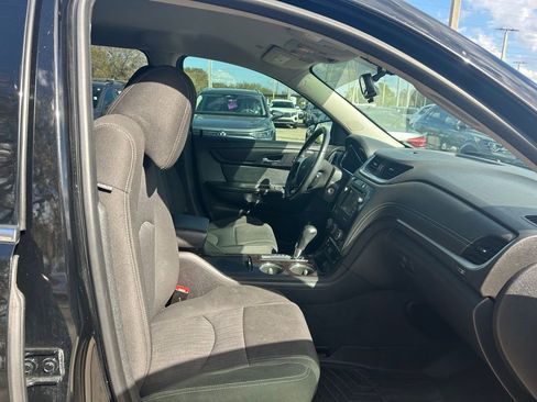 Used 2017 Chevrolet Traverse LT w/ Style and Technology Package image 32