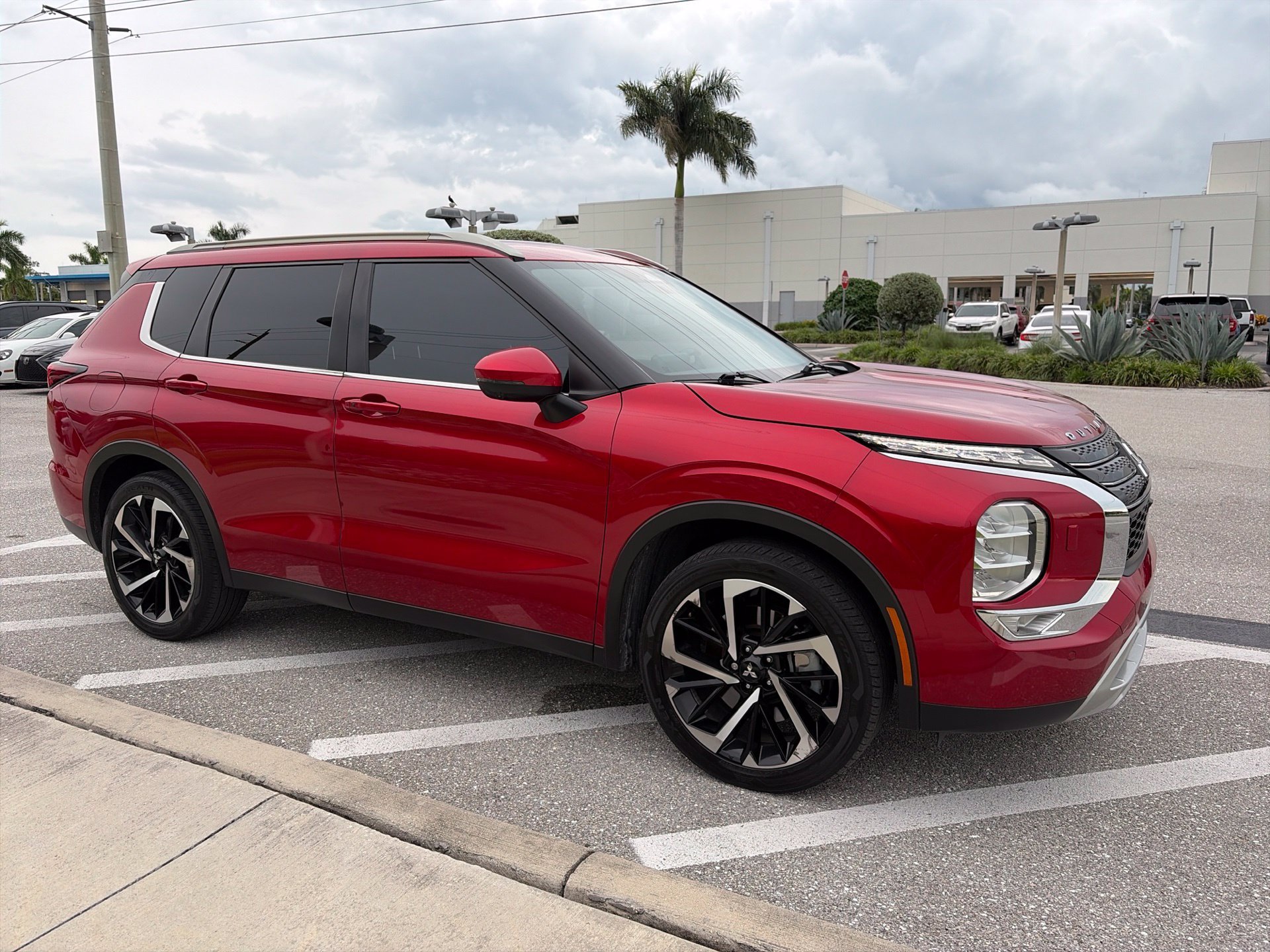 Used 2022 Mitsubishi Outlander SE AWD/4WD image 4