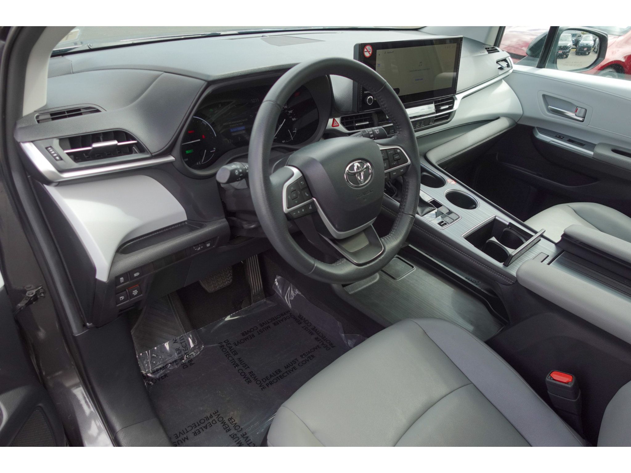 Certified 2025 Toyota Sienna XLE FWD image 9